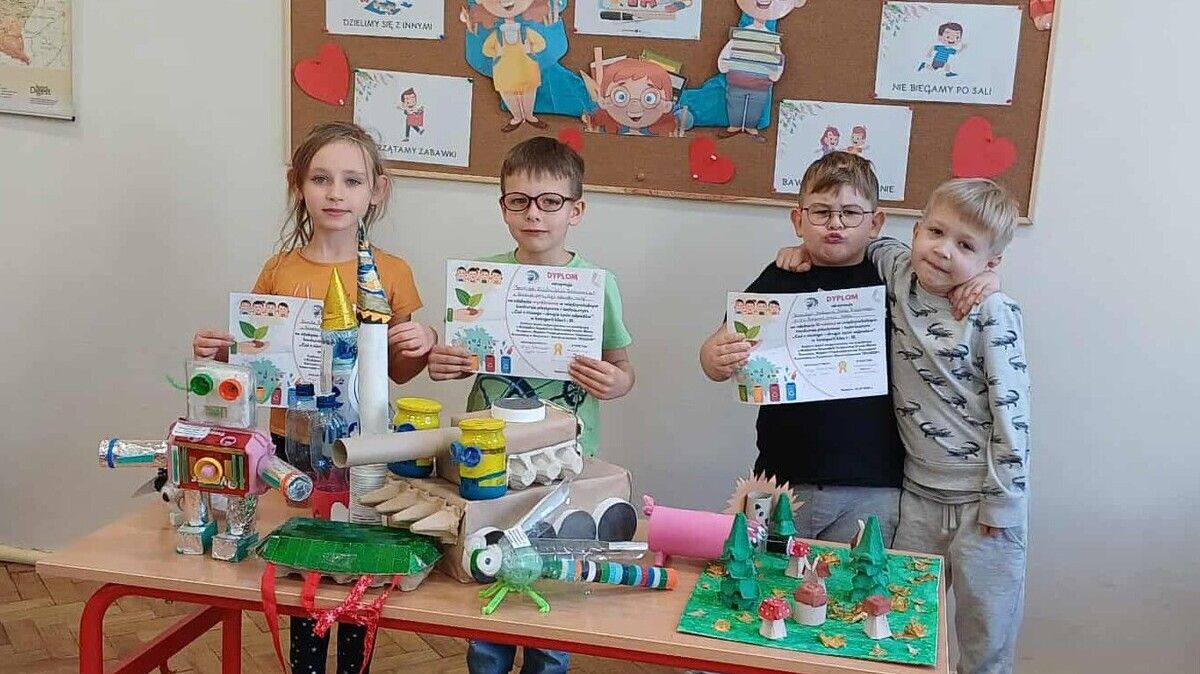 Klasa 1a zwycięża w Międzyszkolnym Konkursie  „Coś z niczego – drugie życie odpadów”!