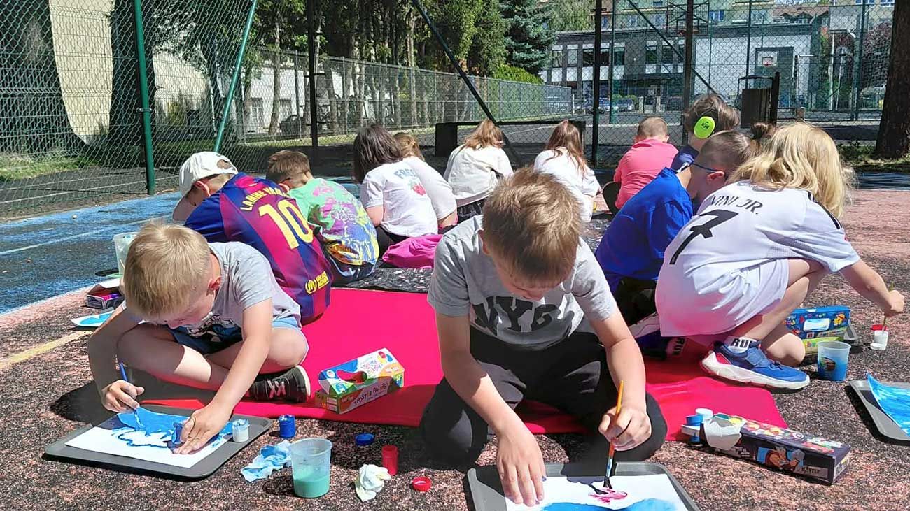 W kl.1 lekcja inna niż zwykle – nauka na świeżym powietrzu