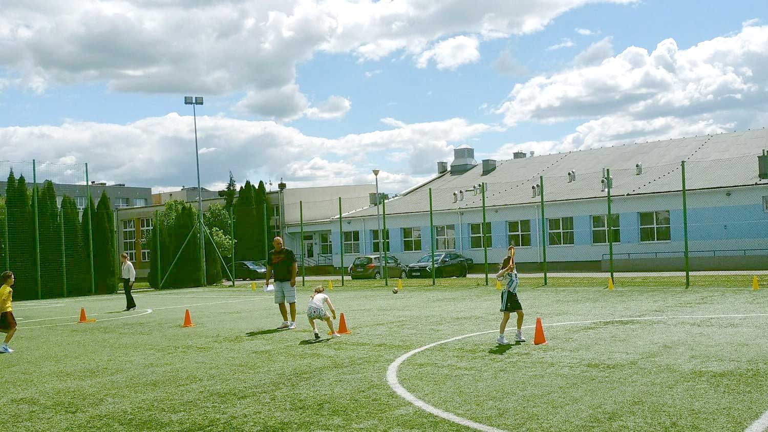 „Baw się z nami” – sportowe zmagania najmłodszych uczniów